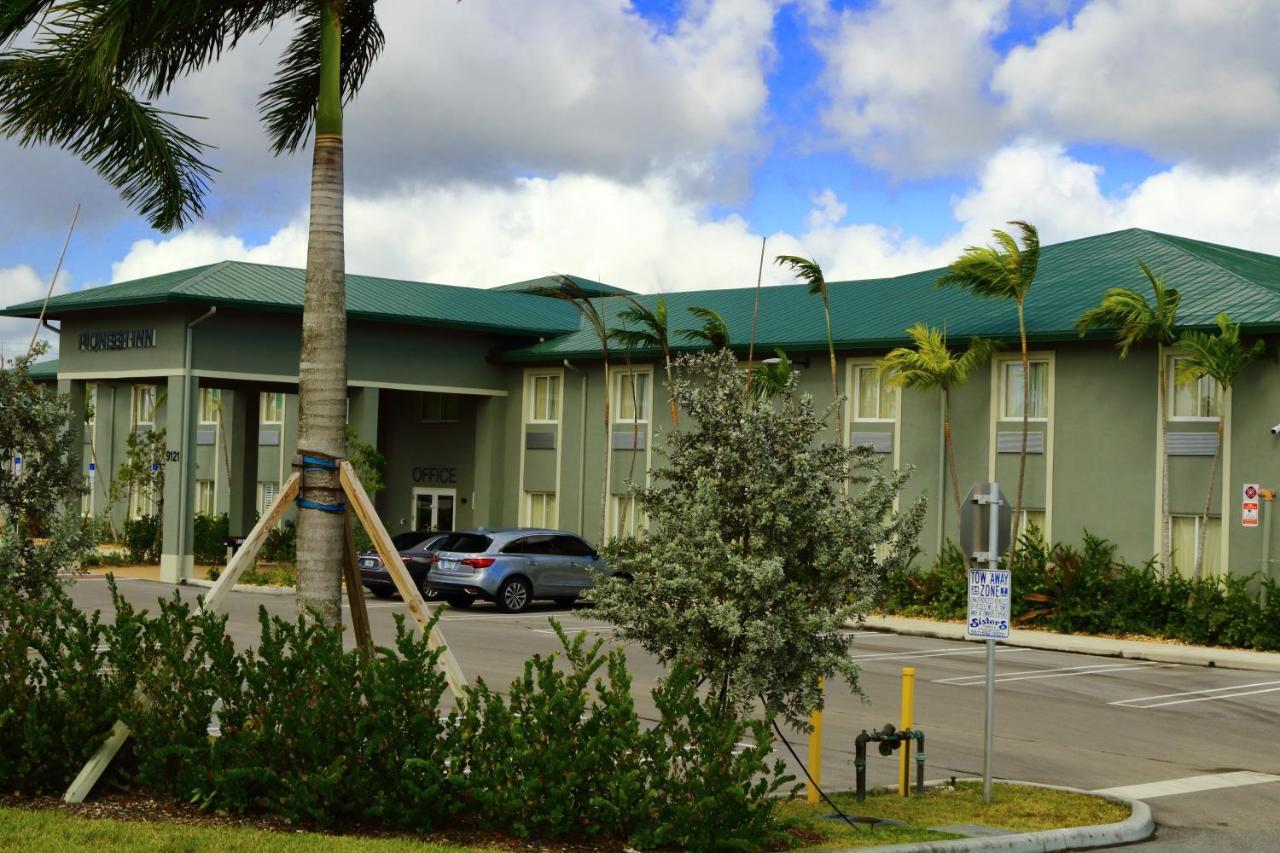 Pioneer Inn Royal Palm Beach Dış mekan fotoğraf
